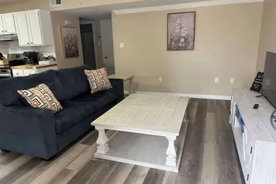 Image de Beautiful Downstairs Apartment