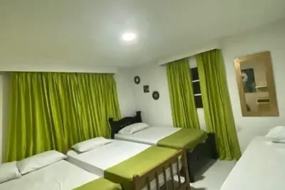 Image de Spacious Ac Room for 5 | Near Best City Spots!