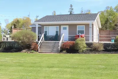 Image de Cozy Cottage with the Big Deck!
