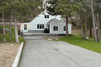 Delightful 3-bedroom house with Ac in charming Gloucester.