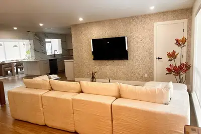 Image de Luxury 3br Designer Home, Warm Modern Elegance
