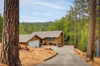 Image de Yosemite /PineMountain Lake 4-bedroom house with Ac in charming Groveland