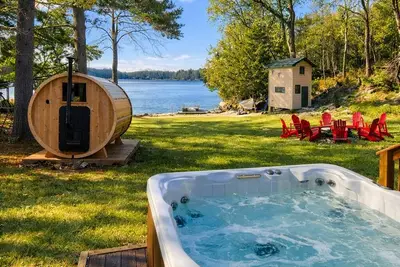 Image de Waterfront Cottage on Bob's Lake w/ Sauna & Hot Tub