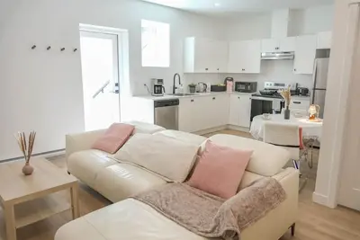 Image de bright 2-bedroom suite w/full kitchen&laundry
