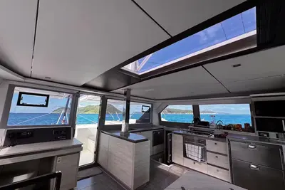 Image de Stay Aboard Our Luxurious Catamaran in Paradise
