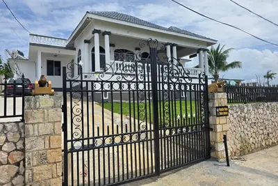 Image de Gorgeous 4-bedroom house with Ac in lively Montego Bay