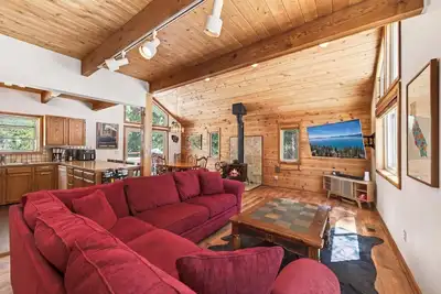 Image de Ruby Retreat by Tahoe Getaways - Pet Friendly 3 Br in Tahoe Donner