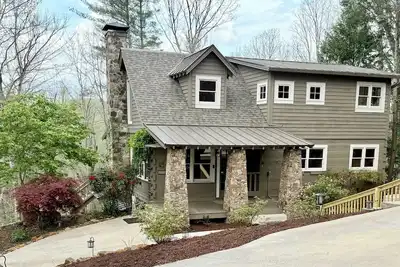 Image de Private Dahlonega Cabin Retreat\nHot Tub, Fishing Pond, Fireplace, 4 Miles to Town