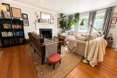 Image de Charming House for Uva Graduation Weekend