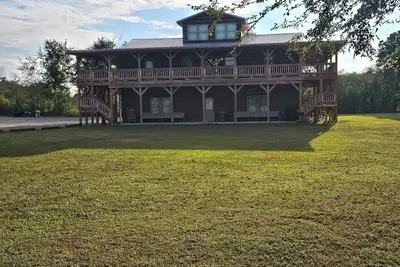Image de 3-Br lodge, fish, shoot pool or sit around the firepit. Close  to Chattanooga Tn