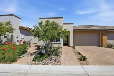 Image de Spacious 2-bedroom plus den/office sleeps six - Beautiful Views!