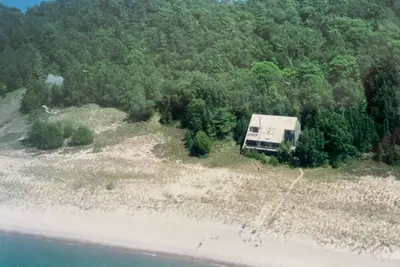 Image de Secluded beachfront cottage in Northport with stunning sunsets on Lake Michigan