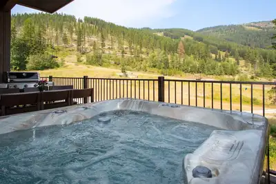Image de New! Ski-In/Ski-Out Chalet | Chair 3 | Hot Tub | Slopes View | Sleeps 8