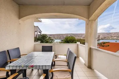 Image de Appartement de deux chambres avec la terrasse et la vue sur le mer Pag (A-24758-b)
