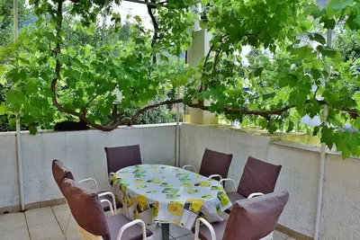 Image de Appartement de deux chambres avec le balcon et la vue sur le mer Banjol, Rab (A-25541-b)
