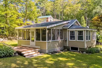Image de Charming cottage w/ access to Sebago Lake, private boat mooring, & cozy sunroom