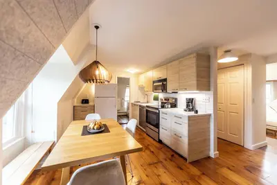 Image de Beacon Top Floor 2br  / creekiside walk to Main St / backyard with fire pit