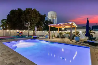 Image de 5br, HtdPool, Pickleball, FootPool, 8 min to Beach