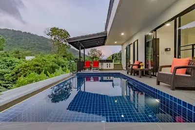Image de Villa luxueuse avec piscine privée et vue imprenable