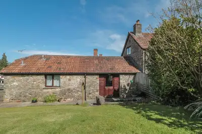 Image de The Cowshed, romantic, with a garden in Regil