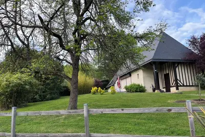 Image de Villa le long du golf de Houlgate, à 5 minutes de la plage, environnement calme.