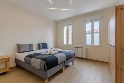 Image de A bright and welcoming 90 square meters apartment, perfect for seven people, located on the first floor of a building without an elevator. The property is located in Tessera, a suburb close to Marco Polo Airport. The location is also ideal for reaching Ve