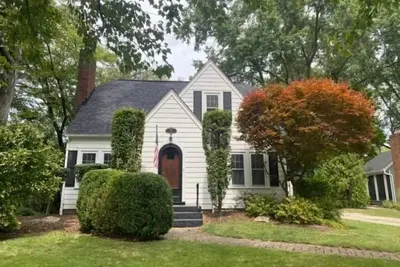 Image de Historic Hudson Cottage | Walk to Wra • Near Blossom Music Center & Cvnp<br>Charming home near Wra & Downtown Hudson. Sleeps 7 with renovated lower level, patio, garage, and fast WiFi. Ideal for extended stays, Blossom concerts, and Cvnp visits.
