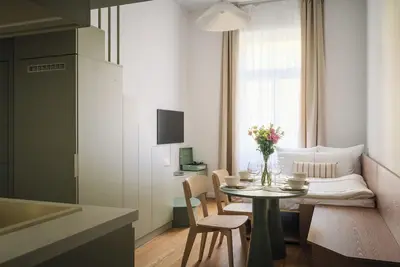 Image de Stylish Designer Studio Loft in Great Location
