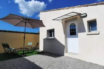 Image de Charmante Maisonnette avec Jacuzzi & Parking – Escapade Relax à Valensole