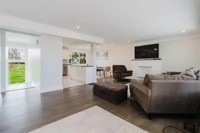 Image de City Oasis with Hot Tub & Sunroom in Ottawa