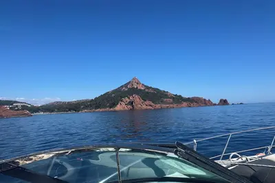 Image de Ce Yacht de 10 mètres est fantastique au vieux port de Cannes!