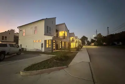 Image de Peaceful 2-bedroom 2. 5 bathroom townhome with Ac in charming Downtown Lafayette