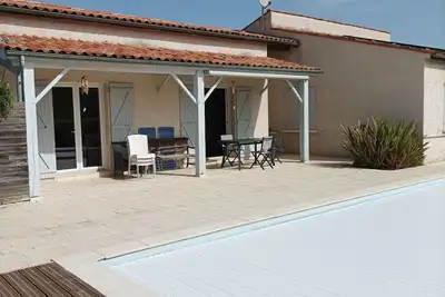 Image de Maison avec piscine privative 25 km de la mer
