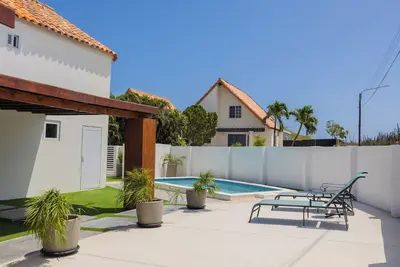 Modern 3br Villa with Private Pool near Palm Beach