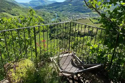 Image de Gîte Calades: pierres et sol en galets du Tarn, terrasse vue Tarn sous la vigne!