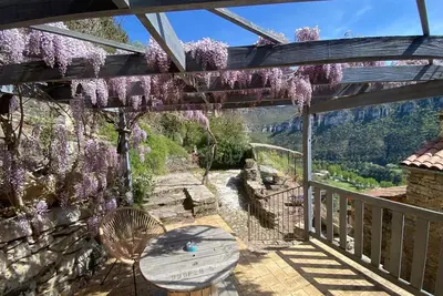 Image de Gîte Glycines, terrasse sous la Glycine, autre terrasse pour le soleil couchant