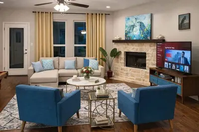 Image de Gather on Oak - close to At&T stdm, 4b2b, game room, 6 flags, sleeps 14