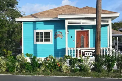 Image de Cute as a Button, Ac, Starlink, Wi-Fi, Hot Tub, Near Beaches, Bars & Restaurants