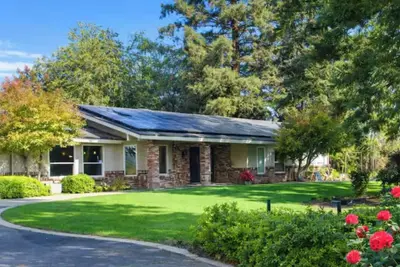 Image de Lovely Lakeside Home: Perfect for Vacations, Weddings, Retreats.