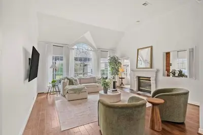Image de The Golden Manor | Elegant 4br in The Woodlands