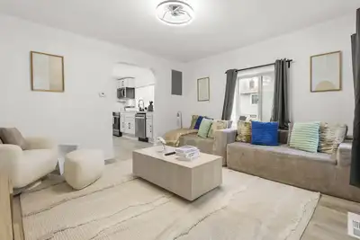 Image de Modern 3br Home Game Room Pool & Ping-Pong