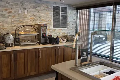 Image de 1br King Suite w/ Kitchen | Free Breakfast + Gym