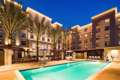 Image de Cozy 2br Suite w/ Kitchen | Free Breakfast + Pool