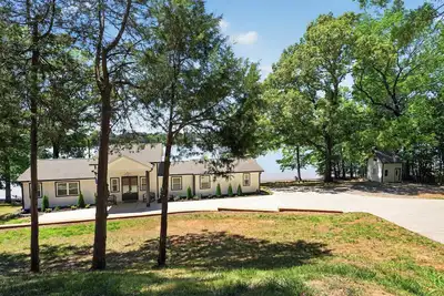Image de Waterfront + Sunset + Dock Views and Lake Wylie