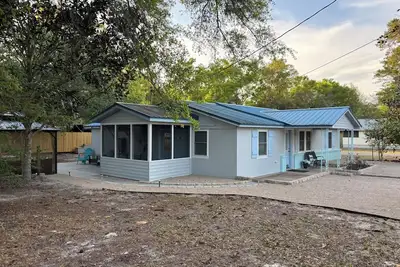 Image de Belle By The Bay\nCharming 3-bedroom cottage with Ac in quaint town of Carrabelle