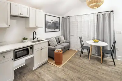 Image de 2 Bedroom cottage steps from the beach