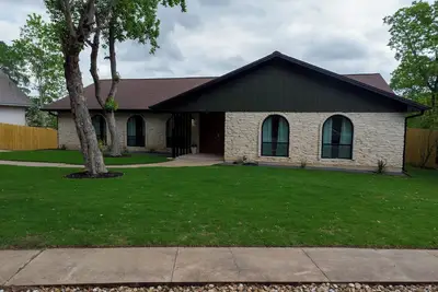 Image de Fully Renovated 4br/3ba Austin home for up to 9 guests. Huge backyard + deck
