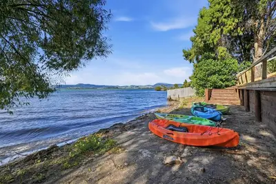 Image de Koutu Hideaway By The Lake with Kayaks!