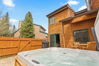 Image de Willow & Stone | Private hot tub, firepit, patio