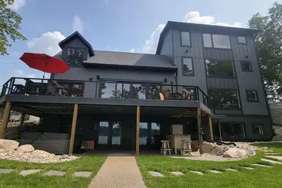 Image de The Lookout on Lake Belle Taine - Lakefront Luxury sleeps up to 16